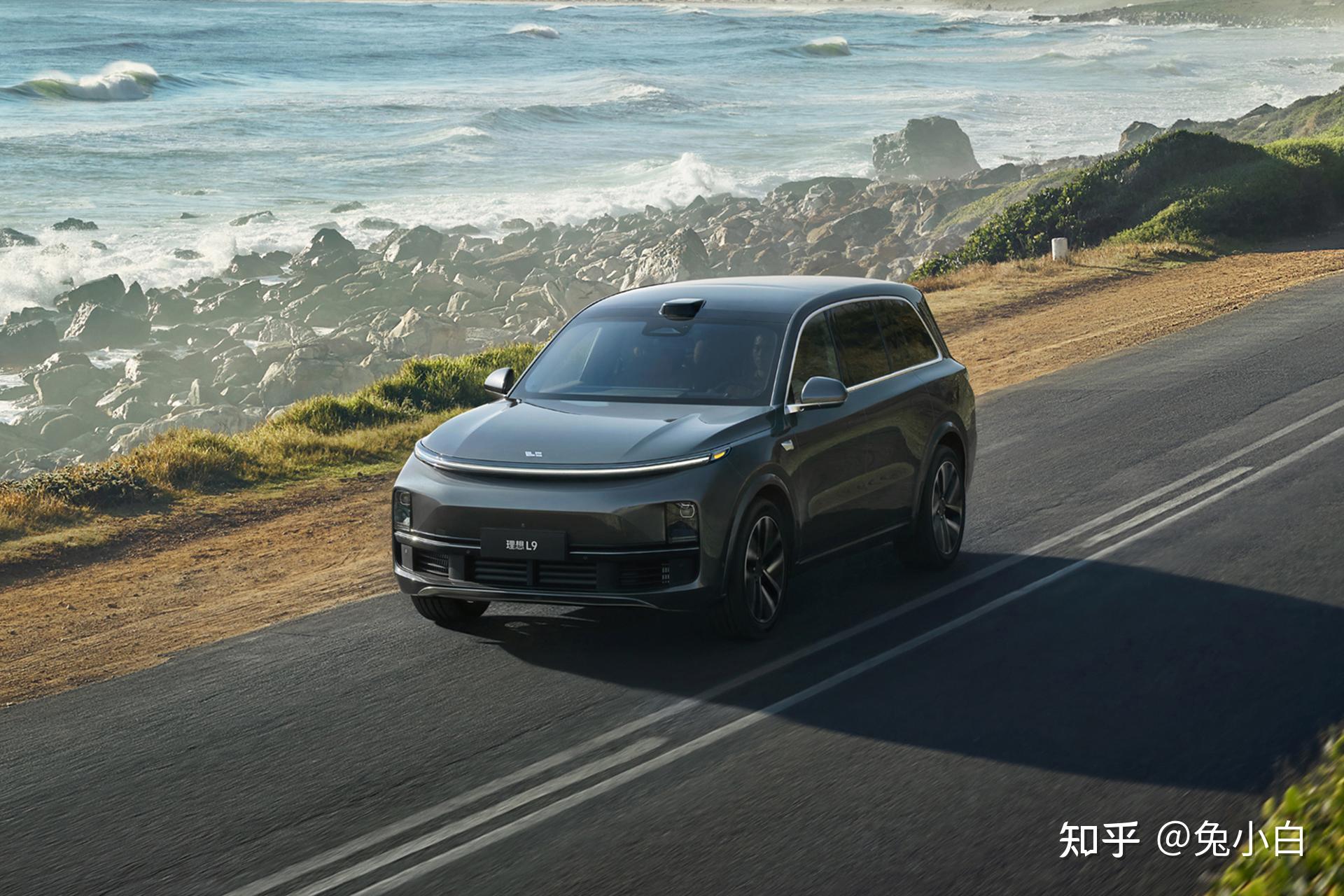 全神贯注地驾驶并且时刻做好应对突发事件的准备,或许才是我们所要