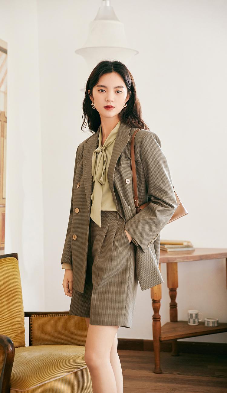 最早的产品风格是成熟女装,比如一些通勤套装,西装外套,大衣等都是不