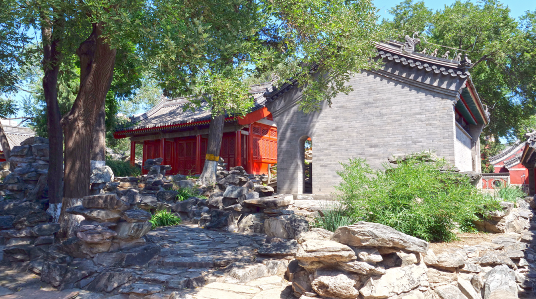 共和國成立後,萬壽寺曾被學校,幼兒園,部隊歌舞團所佔用.