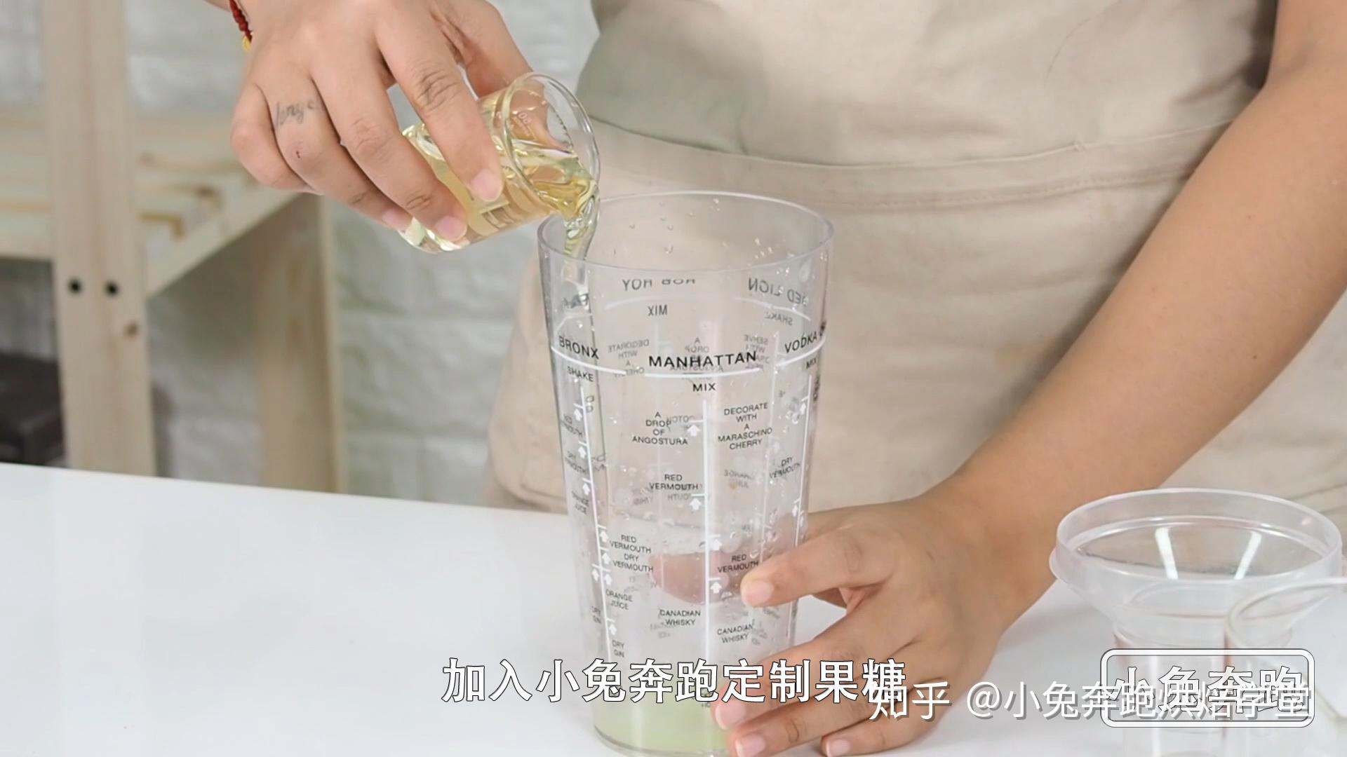 这样子呢柠檬霸就制作好了一整颗新鲜柠檬汁,融入清爽的绿茶果酸倾向