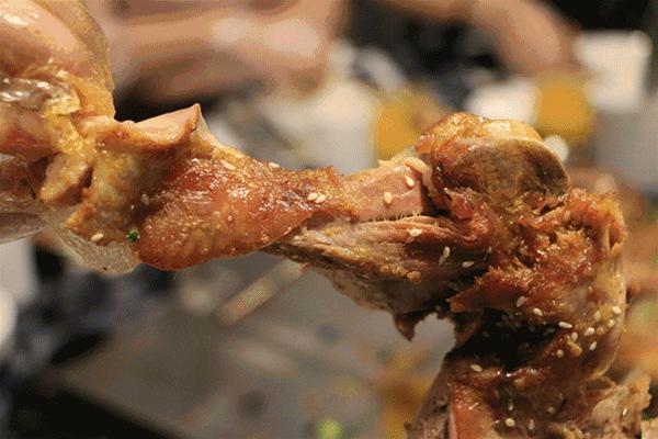 吃货 快看 正宗烤全羊就该这么吃 行业新闻 老狼烤羊 武汉湖北烤羊腿 烤羊排加盟 烧烤项目加盟