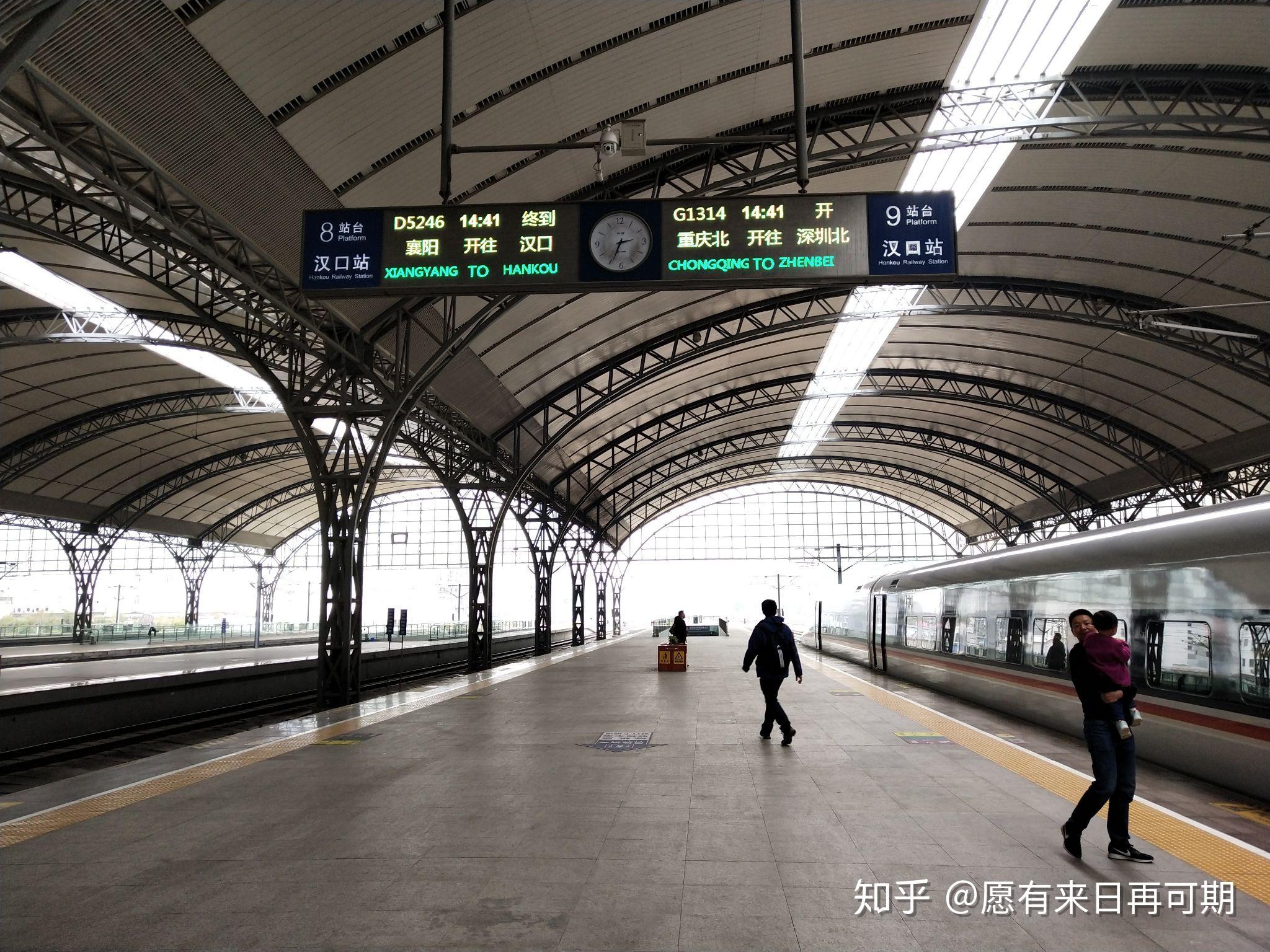 列车停靠汉口站9站台隔着车窗拍的d2234由crh2a统型重联沿途随拍列车