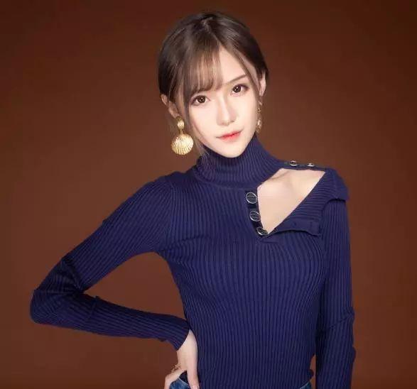 不敌女辅助后rita终于放出大招写真紧致毛衣不输腐团儿