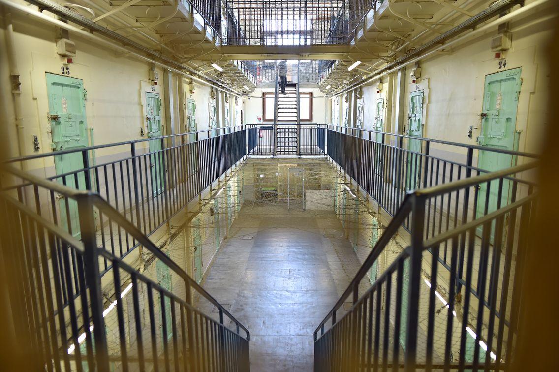 最硬核的美食博主法国囚犯在监狱里上网直播当网红