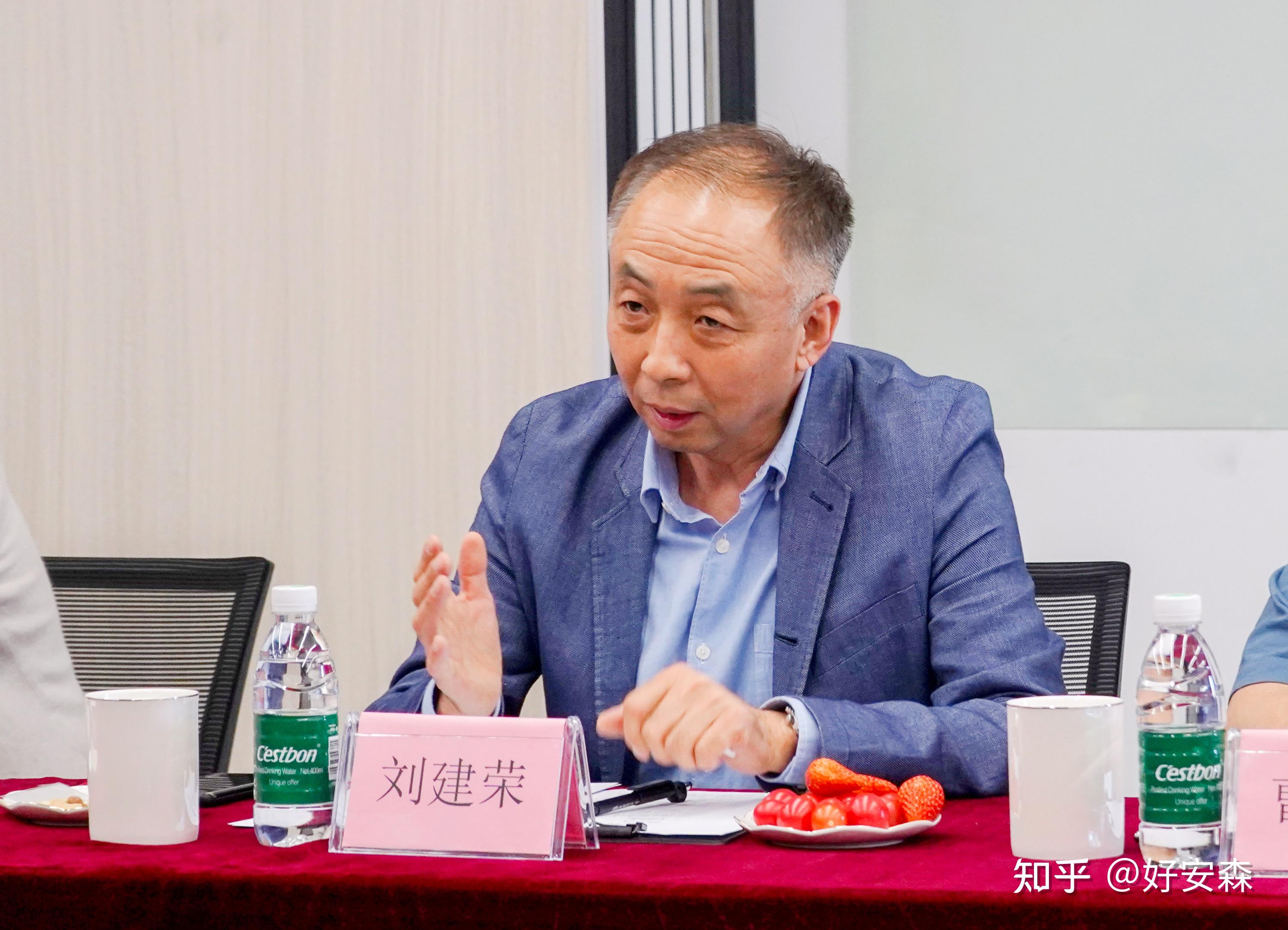 刘建荣董事长表示对好安森糖尿病治疗仪的效果十分信任△好安森总经理