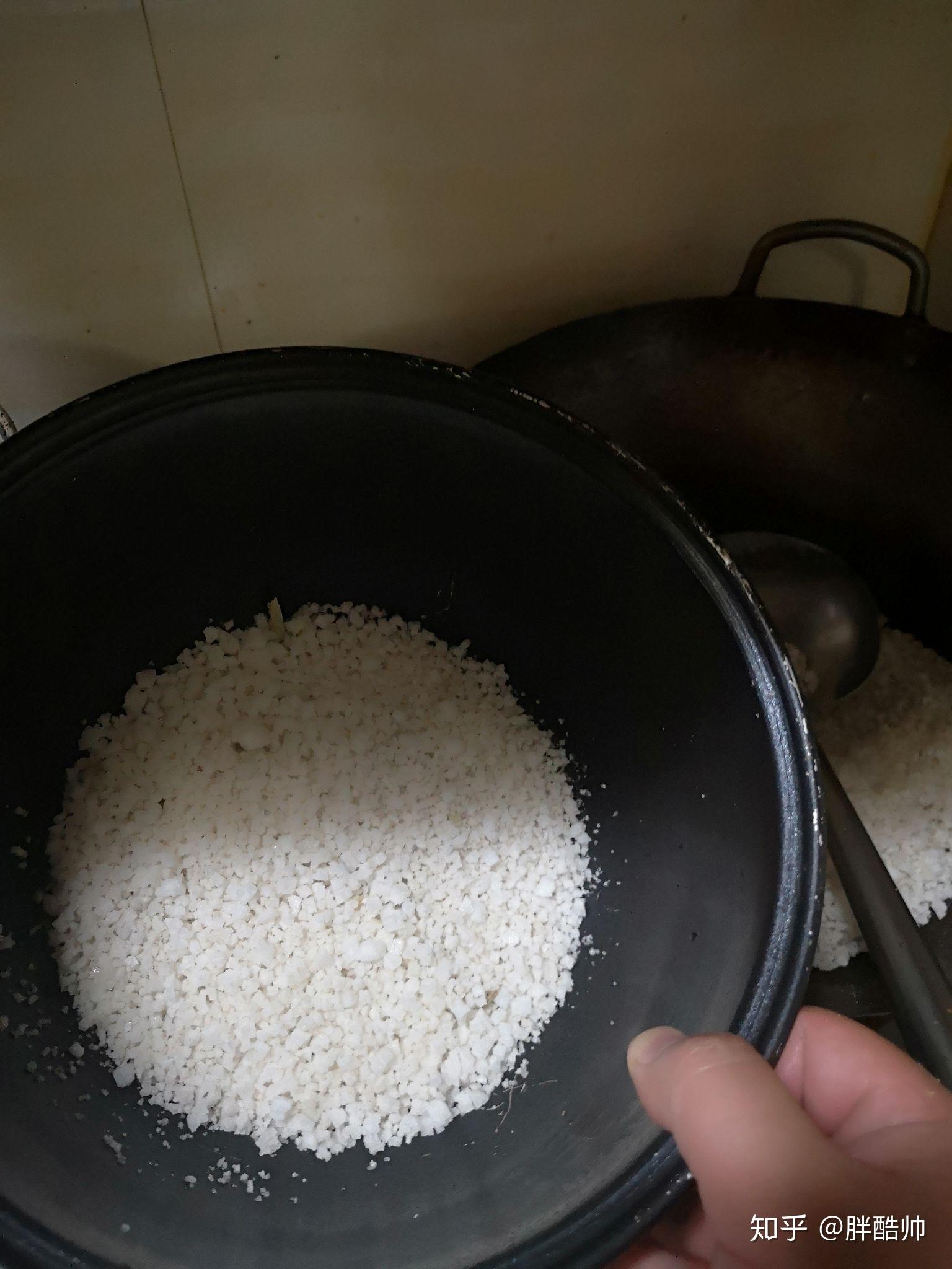 的盐粒炒到完全没有水汽,略略发焦即可然后就可以来炒盐了锅子烧热,下