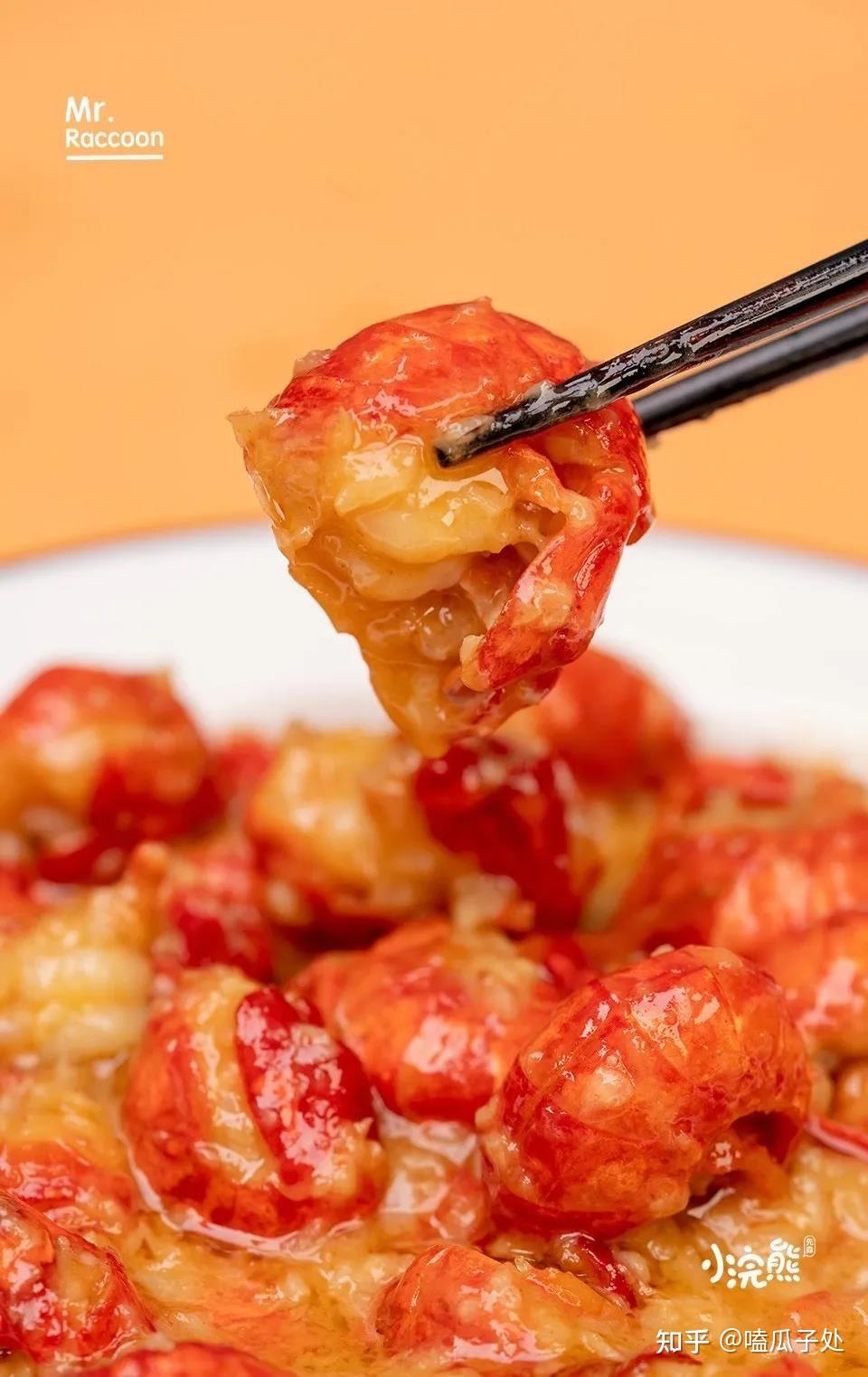 小浣熊家有咸蛋黄味儿的虾尾,汤汁拌面使人狂咽口水.就是有点贵.