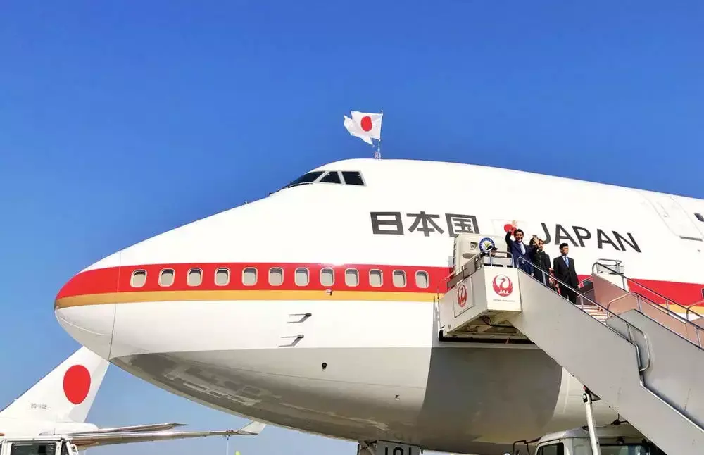 昨天,日本首相安倍晋三坐着25年机龄的747-400老专机来到北京.