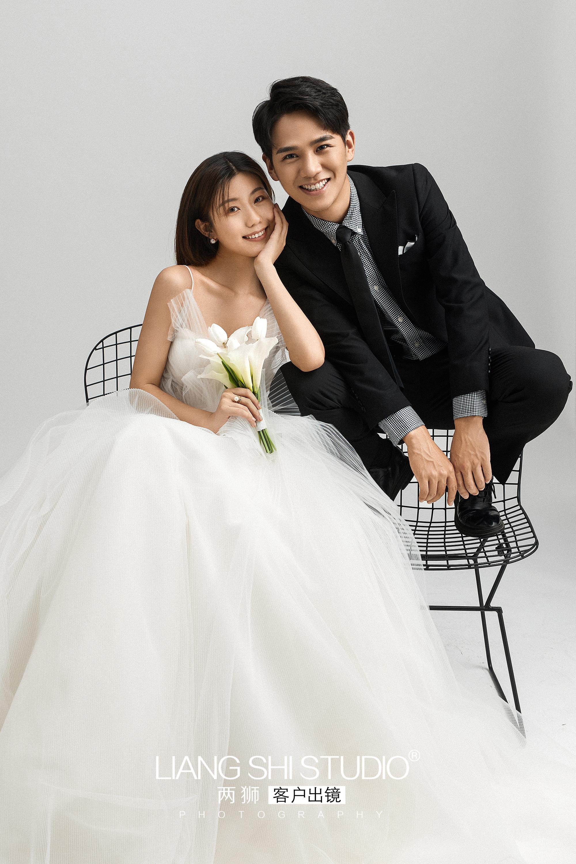 2020简约大气的室内婚纱照一