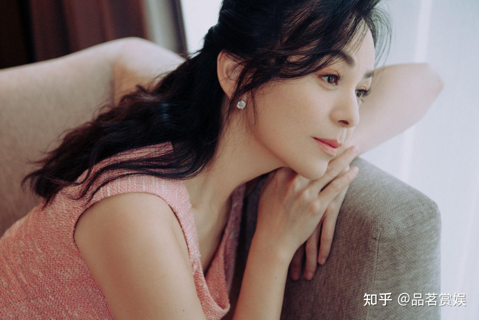 1993年,当时23岁的王琳出演了电视剧《情满珠江》,在其中饰演了女二号