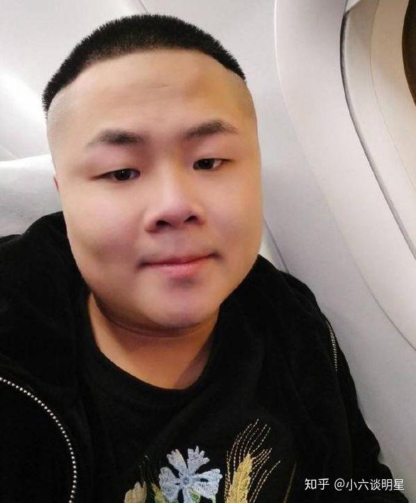 首先看这位老哥,这大圆脸,小刀眉,尤其是鼻子和嘴,简直跟岳云鹏如出一