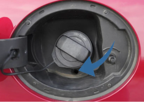 清理方法:定期检查清理油箱排水孔处的杂物.