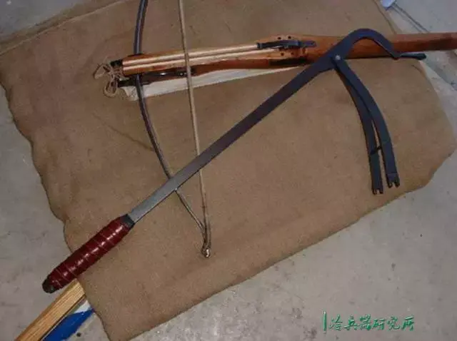 拉力400kg.普通青年用滑轮组或者绞盘,神力青年用杠杆.