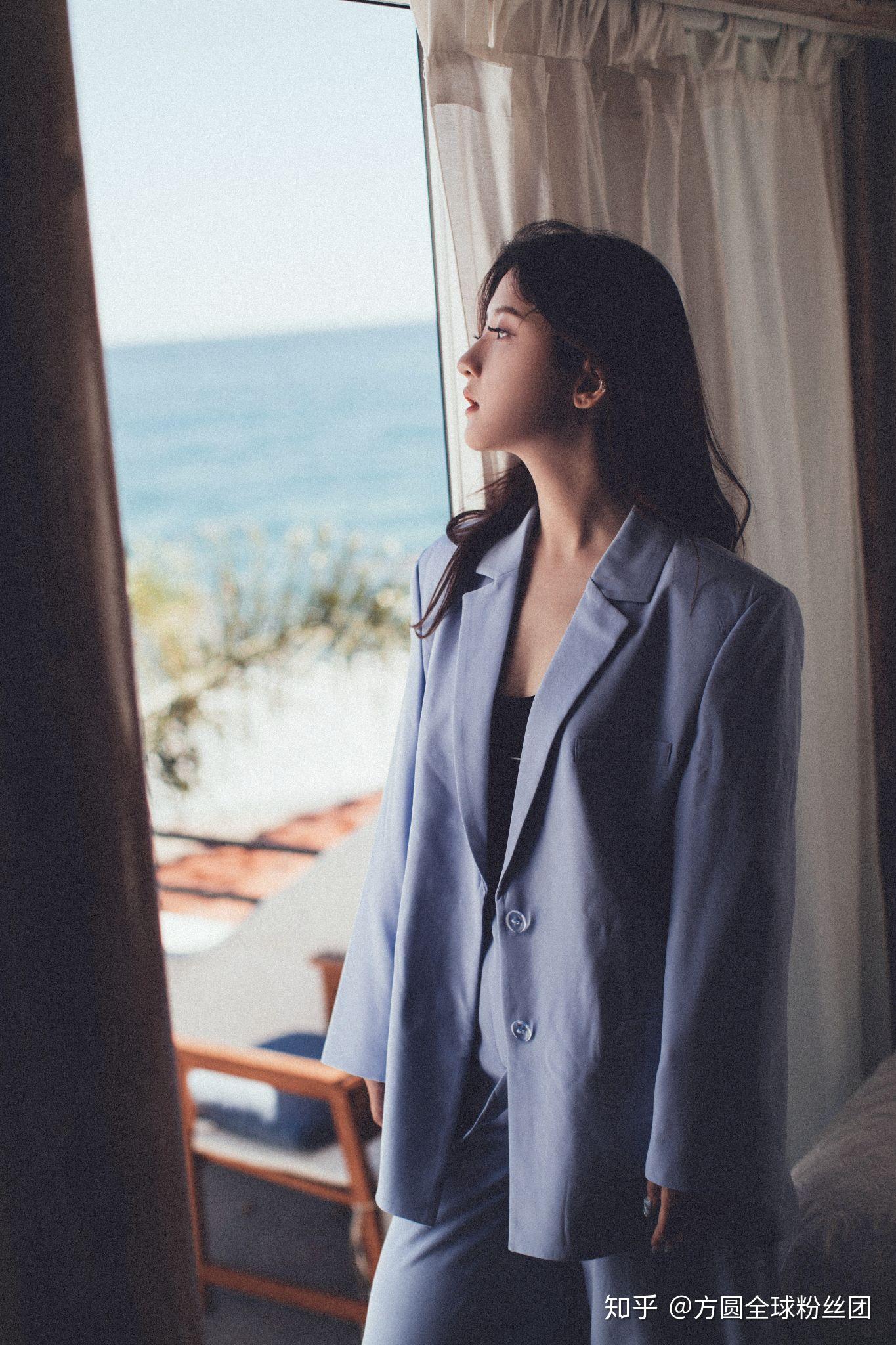 歌手方圆秋日西装写真 尽显魅力