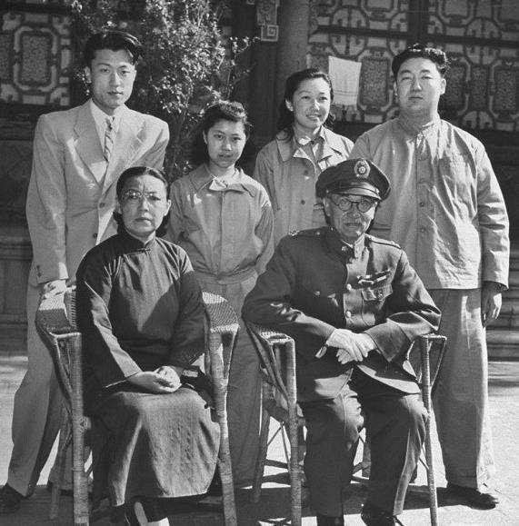 图上是1947年,阎锡山的四子阎志敏与裴彬结婚时的家族照.