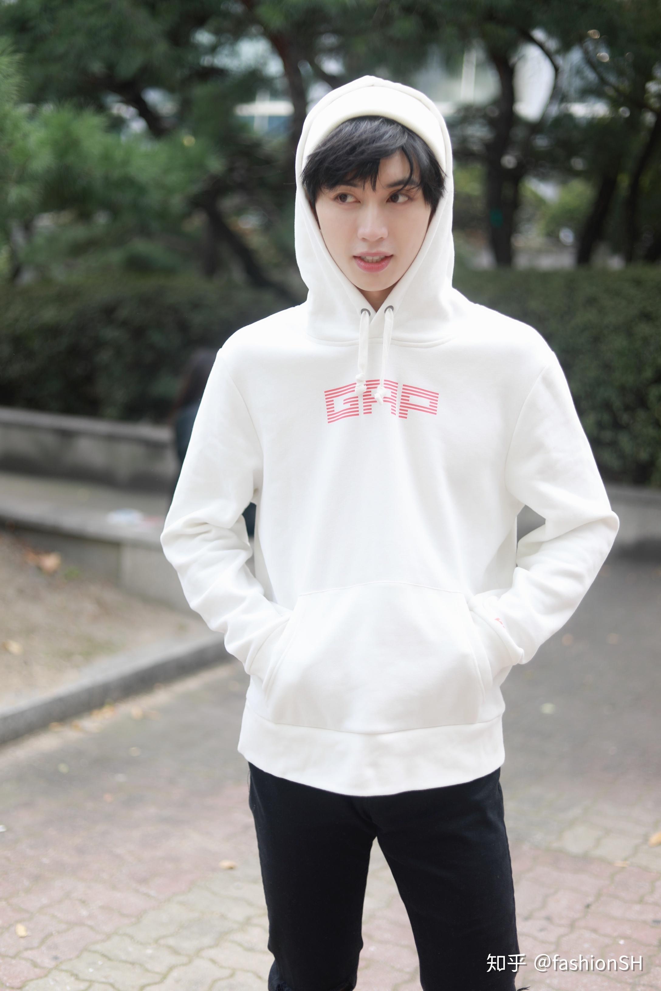 aj赖煜哲身穿gap 50周年 × 摩登天空mvm & 草莓音乐节联名系列卫衣