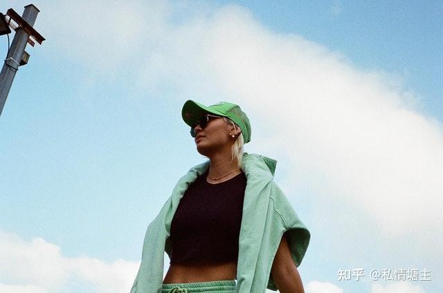 王丽嘉剪掉多年长发换新形象晒健康性感美短发型秒变超模脸