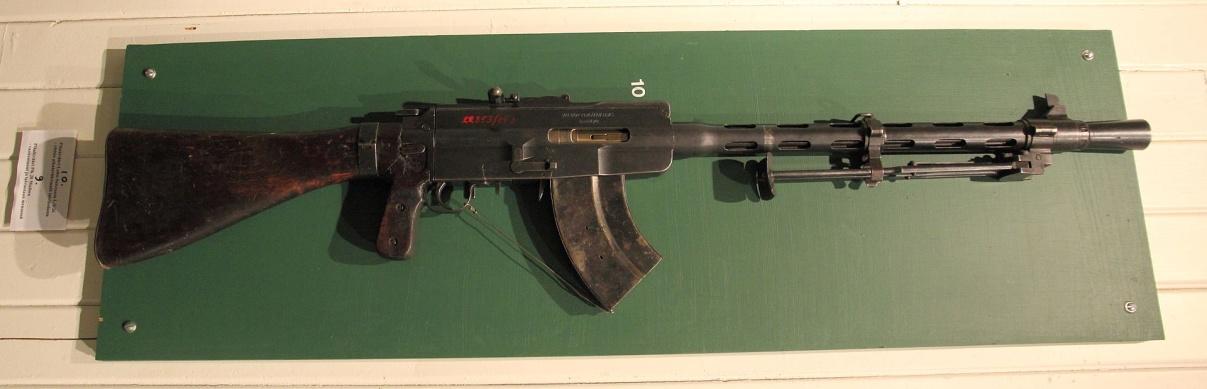 【图7:m/26轻机枪】【图8:itkk31高射机枪】【图9:l-35手枪】【图10:l