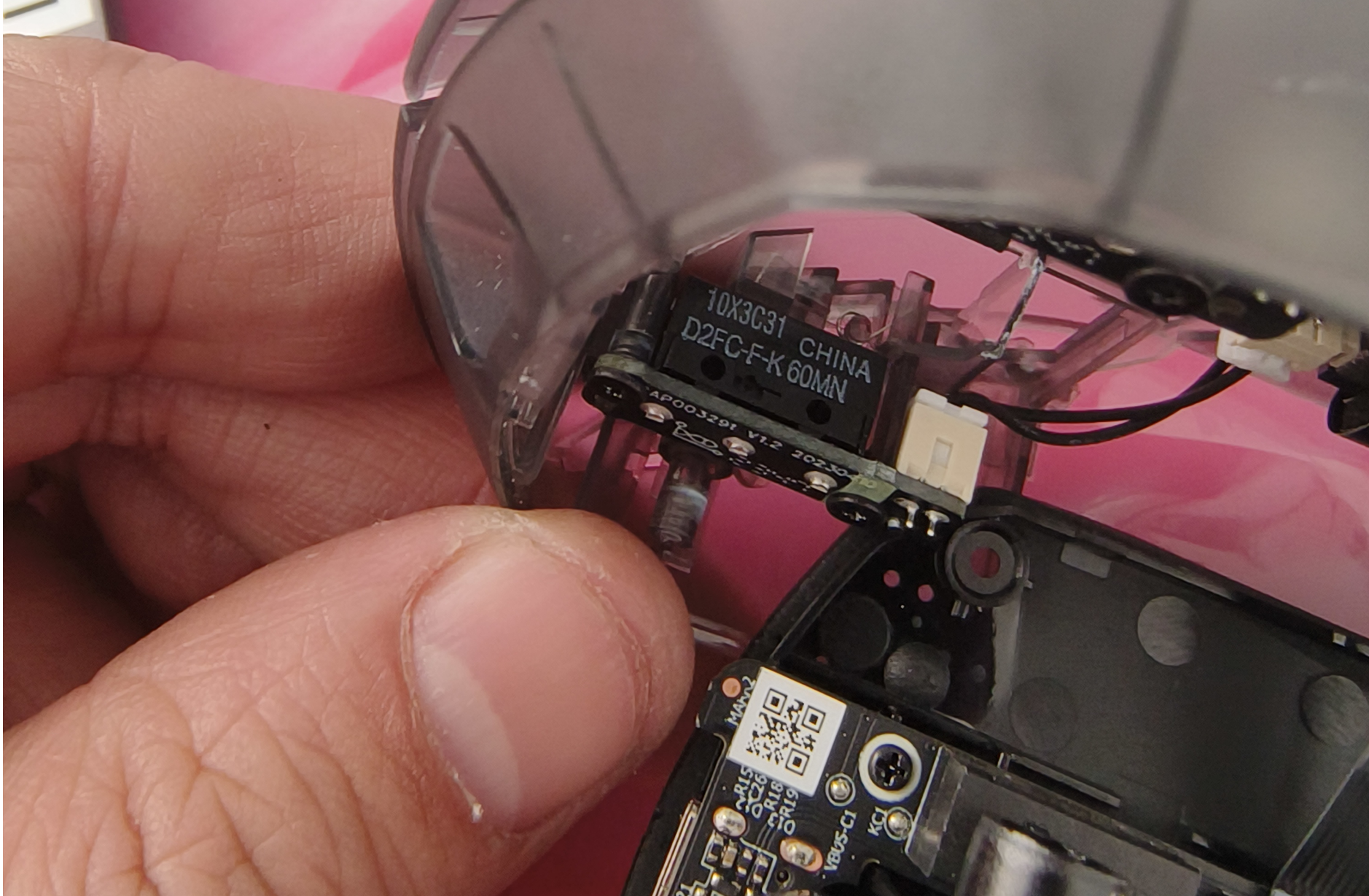 光学引擎同样是定制版的原相3398传感器,支持11档静默高度调节,可调节