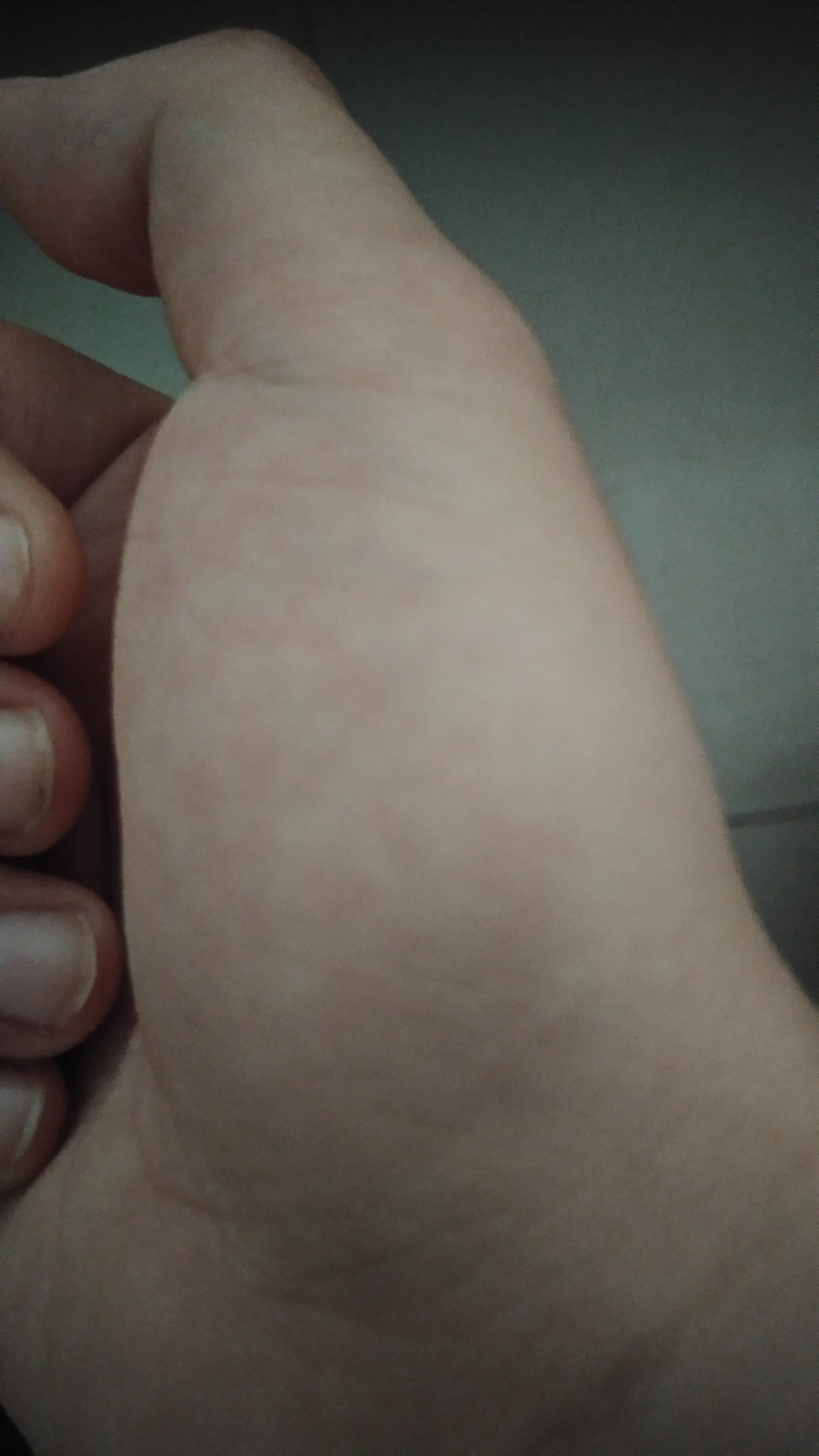 二胡右手持弓,拉外弦时如何发力?