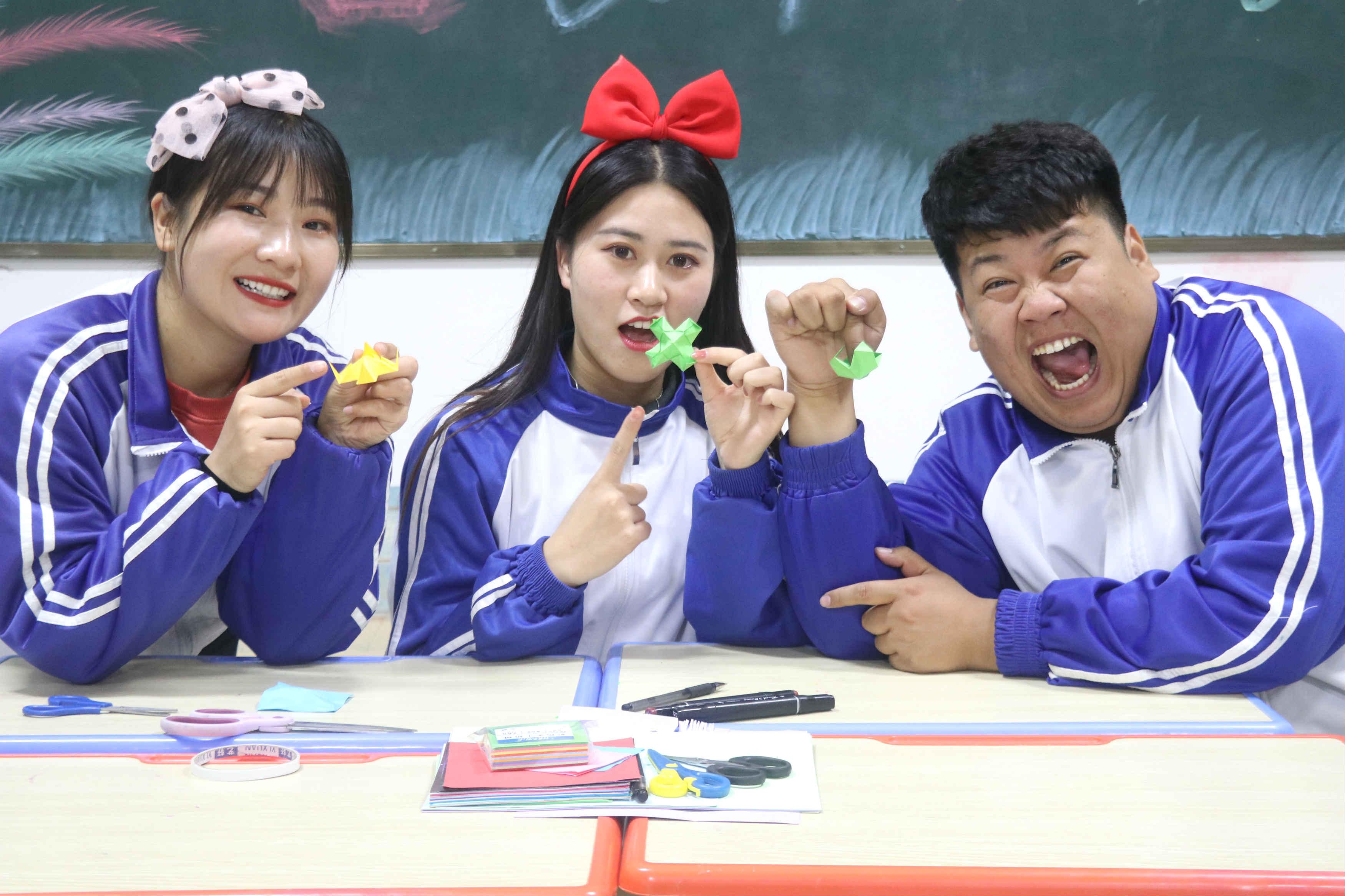 折纸教程漂亮的郁金香折纸花朵放在桌上当装饰品越看越喜欢