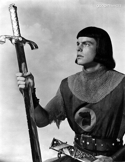 电影《圆桌武士》,亚瑟王后吉尼维尔爱上了英气勃勃的武士兰斯洛,遂跟