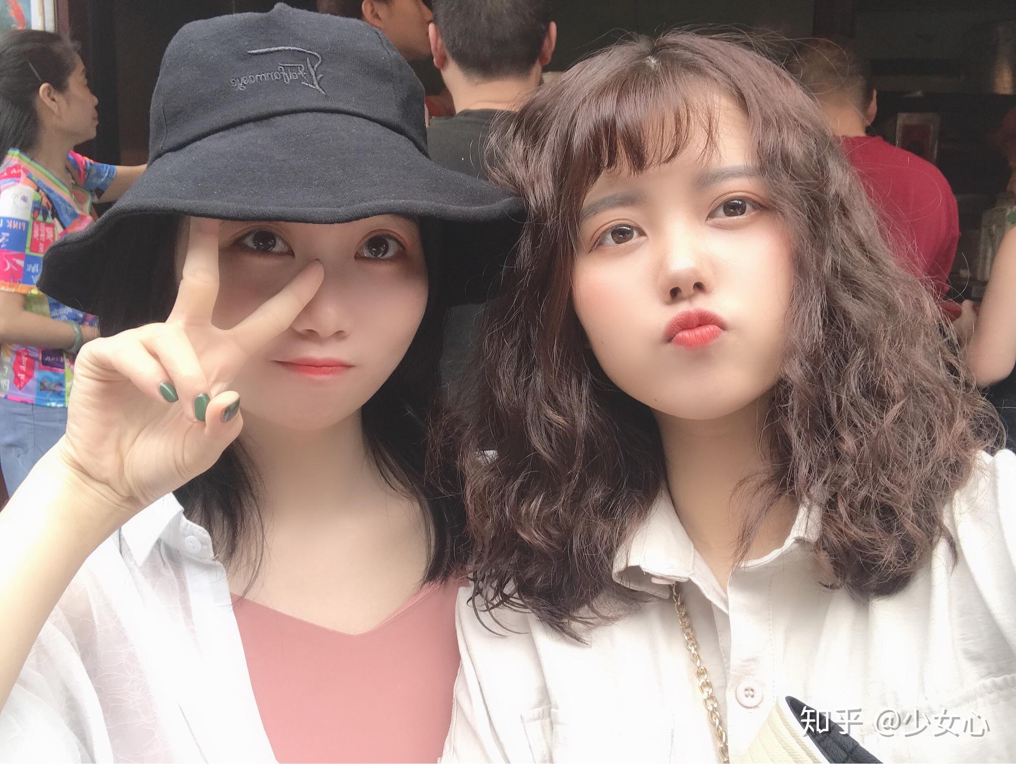 一张玉婷欢快的跑进了一个播放室门口我们三的合照小花拍的实在太丑了