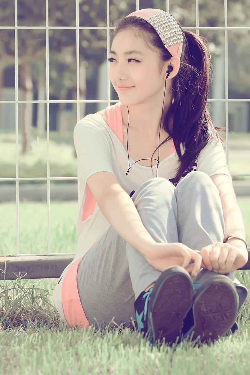 巧笑倩倩,美目盼盼,娴静时如姣花照水,行动处似弱柳扶风;好酸,说人话