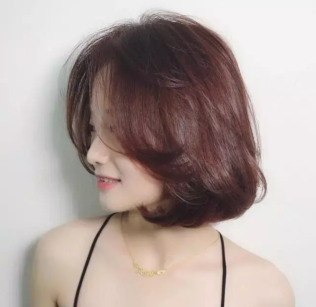 盆友们,我是一个女大学生,我想换个发型,求推荐,换哪一种呢?谢谢?