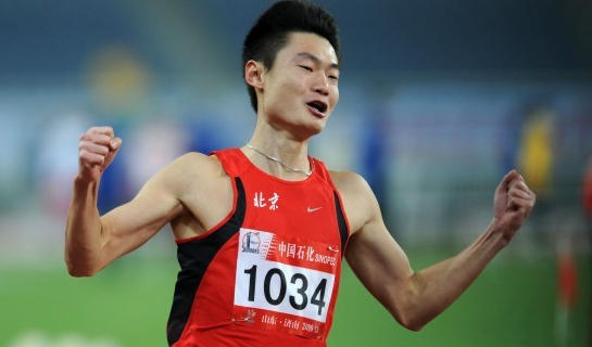 2014年的仁川亚运会田径男子4x100米接力的比赛中,由陈时伟,谢震业