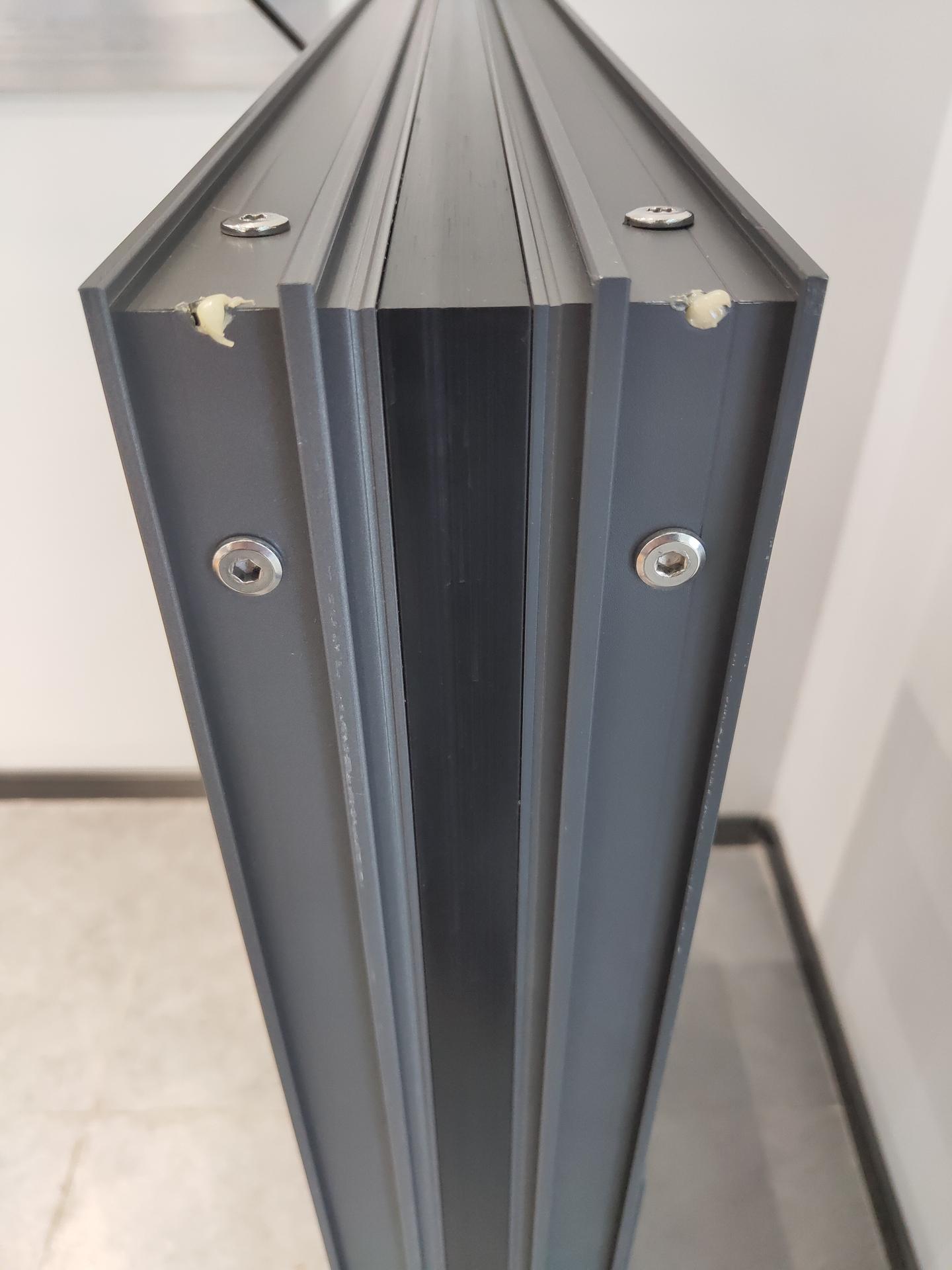 定制的铝合金门窗竟然渗出胶水难道铝门窗是假扮的