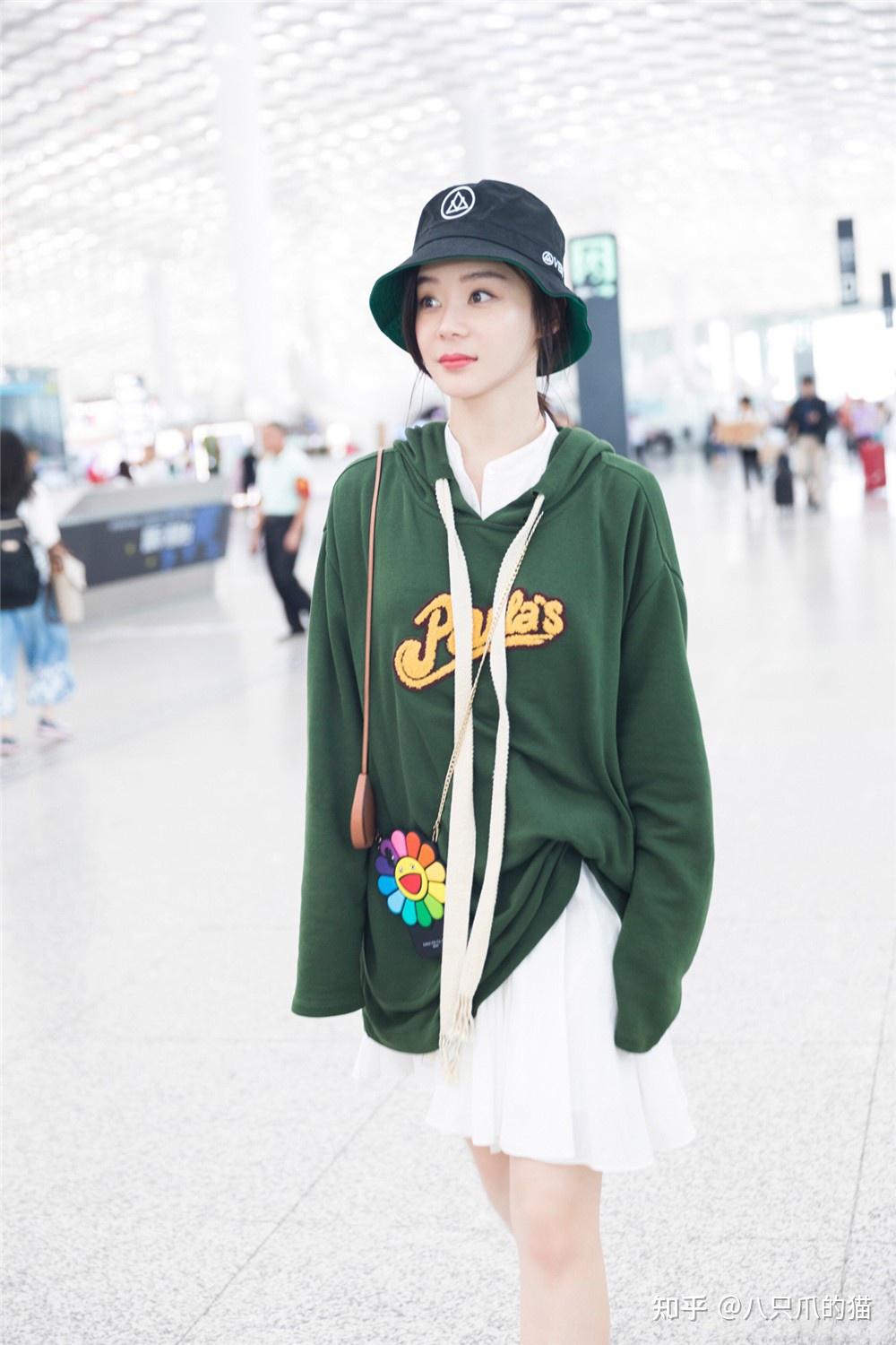 蒋欣骨架大却敢穿机场穿卫衣配筒袜硬扮少女彪悍身材太抢镜