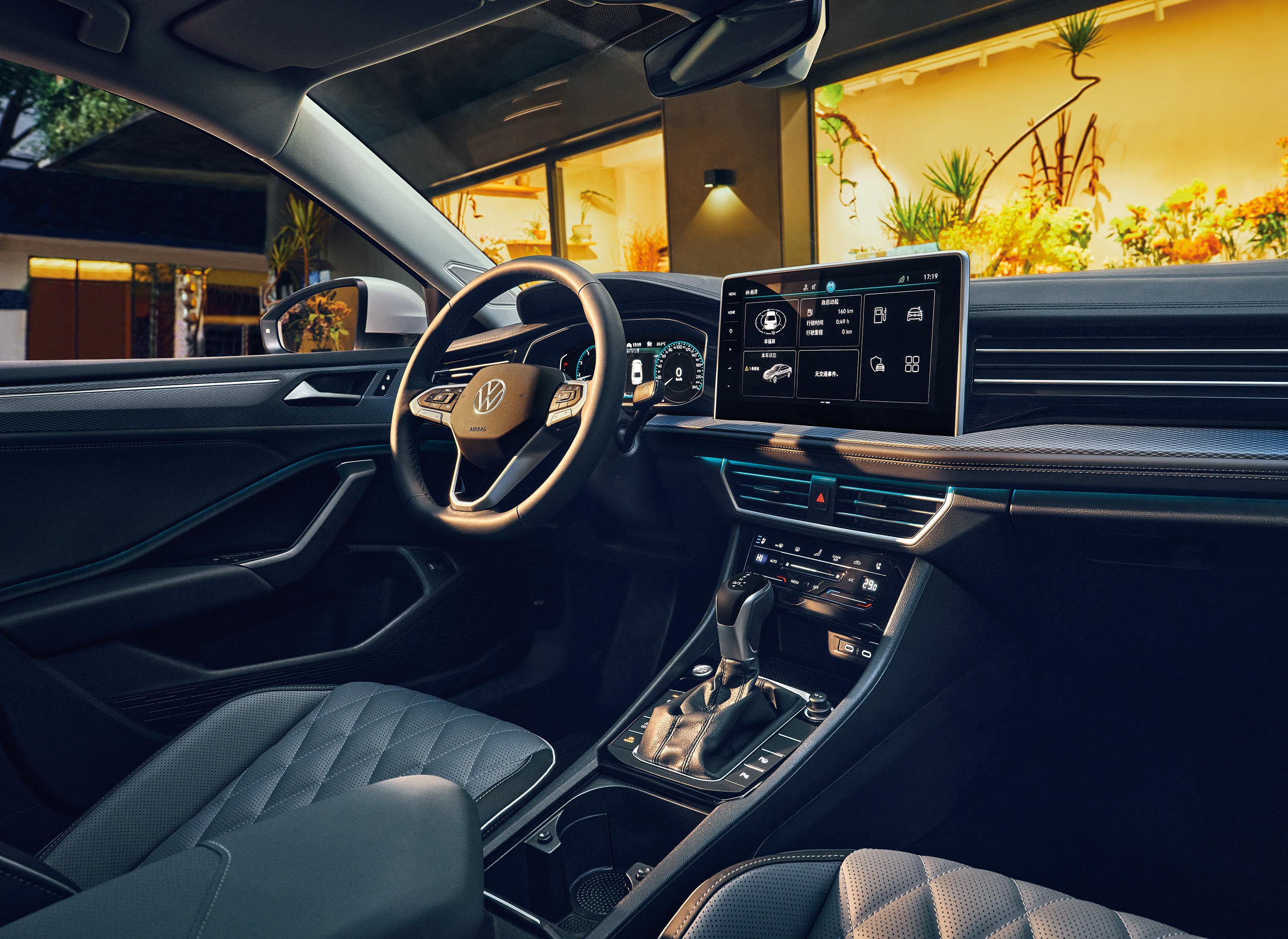 新款的速腾内饰变换还是挺大的,在中控台做了不小的升级,整体更加的