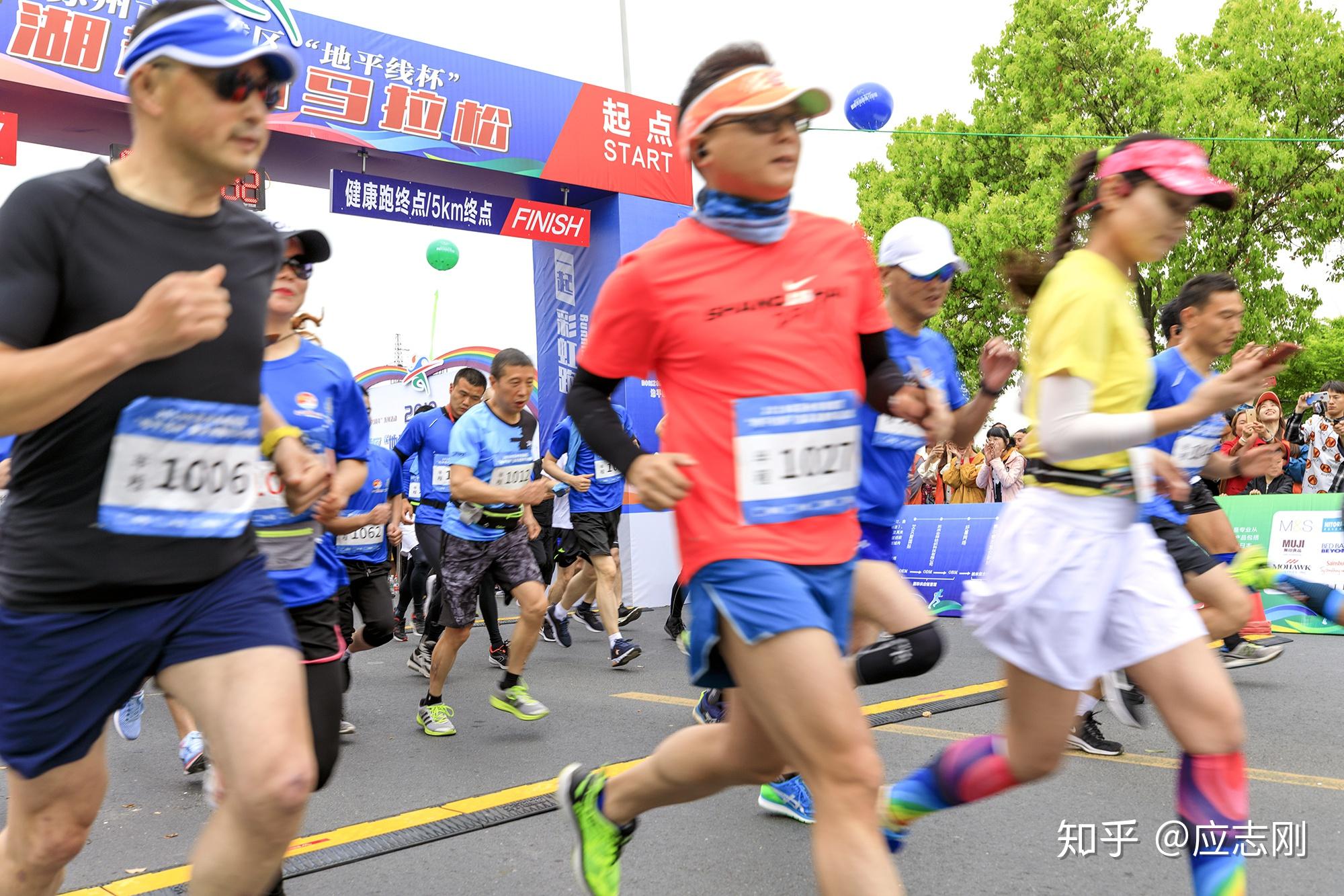 2019年苏州市相城区"地平线杯"盛泽湖趣味马拉松活动,在此"鸣枪起跑.