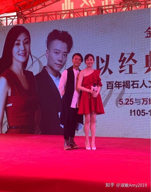“长腿女神”万绮雯,红色斜肩连衣裙出席活动,49岁扎低马尾好嫩 - 知乎