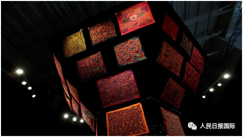 莫拉是当地古纳族裔女性手工编织的纺织品,图案多样,色彩艳丽
