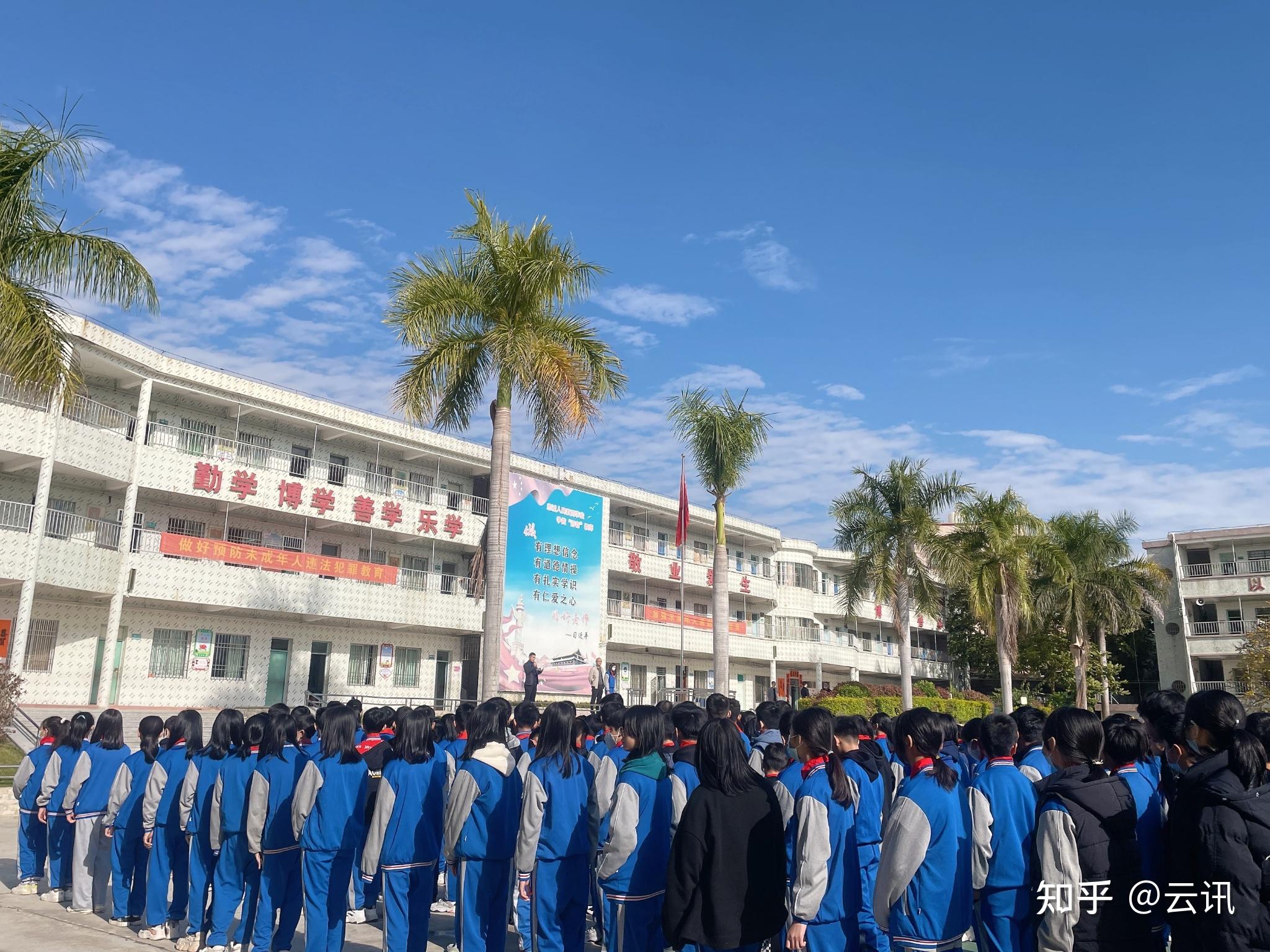 2月14日上午,海丰县可塘镇中心小学在学校操场举行开学第一天升旗仪式