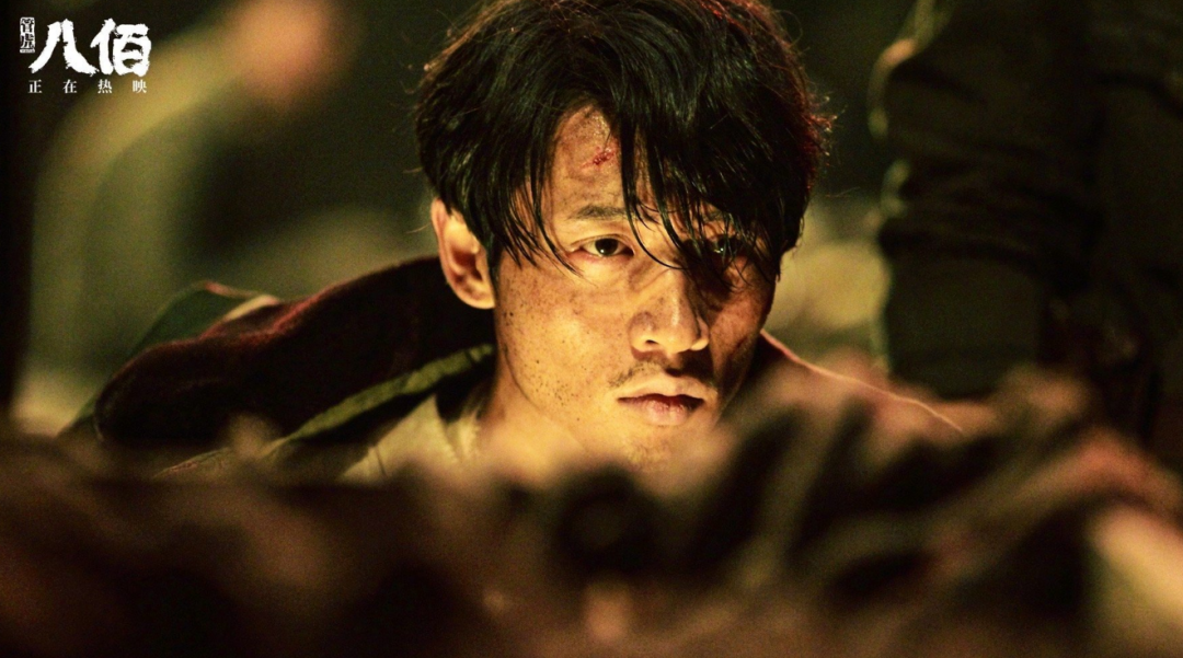 坚毅的,痞痞的,如"疯子"一般的朱胜忠,偶尔身上却