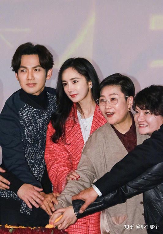 45岁钟汉良同框小12岁杨幂一个像少年一个穿1万长靴好抢眼