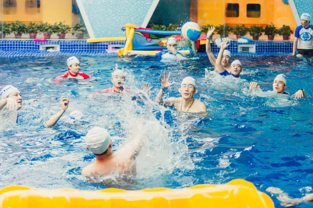 海帆也紧跟步伐,在2019年全新升级的亲子游泳课程中加入了水球这项新