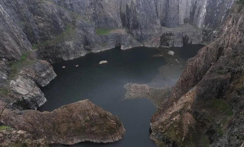 世茂深坑洲际酒店位于上海松江国家风景区佘山脚下的天马山深坑内,它