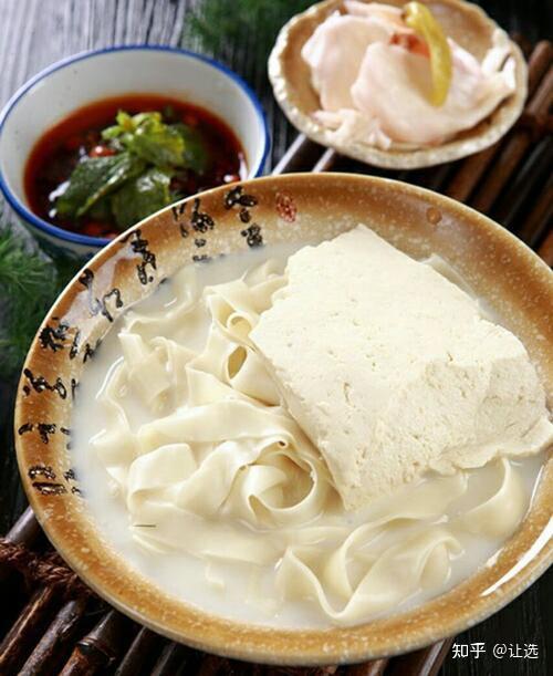 大豆油炸,大豆水豆,芫荽等原料和调味料下面介绍一下它的做法:豆花有