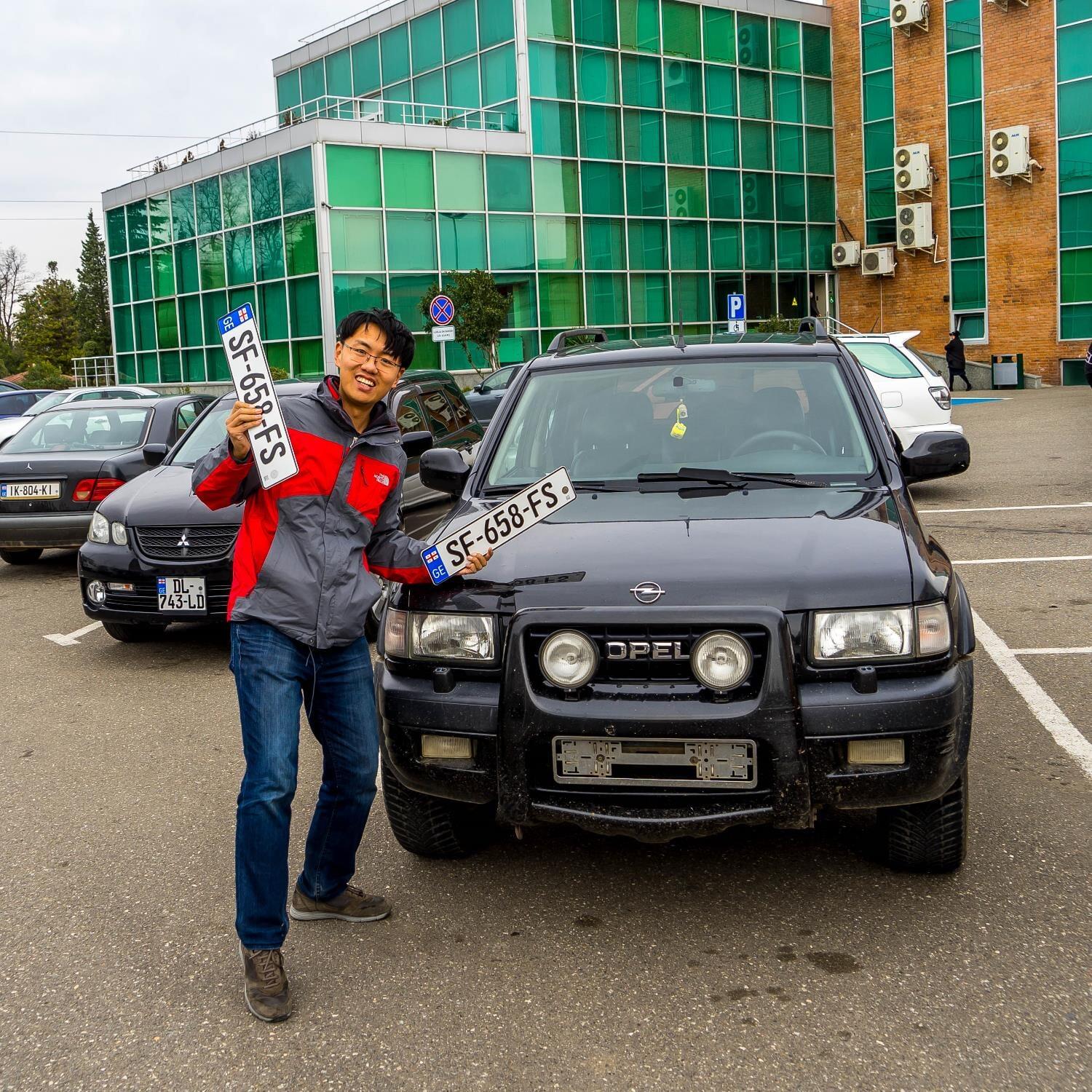 我们在格鲁吉亚花2万块买了辆越野车打算开着它绕地球一圈