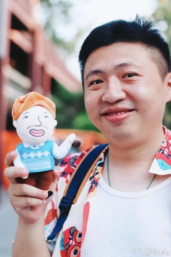 饼叔也为了迎合网友们的需求,创造了属于自己的卡通玩偶以及其他的