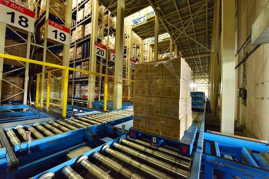 阁楼货架存放区上海亚一具备阁楼货架及立体仓库两种存储方式,促销品