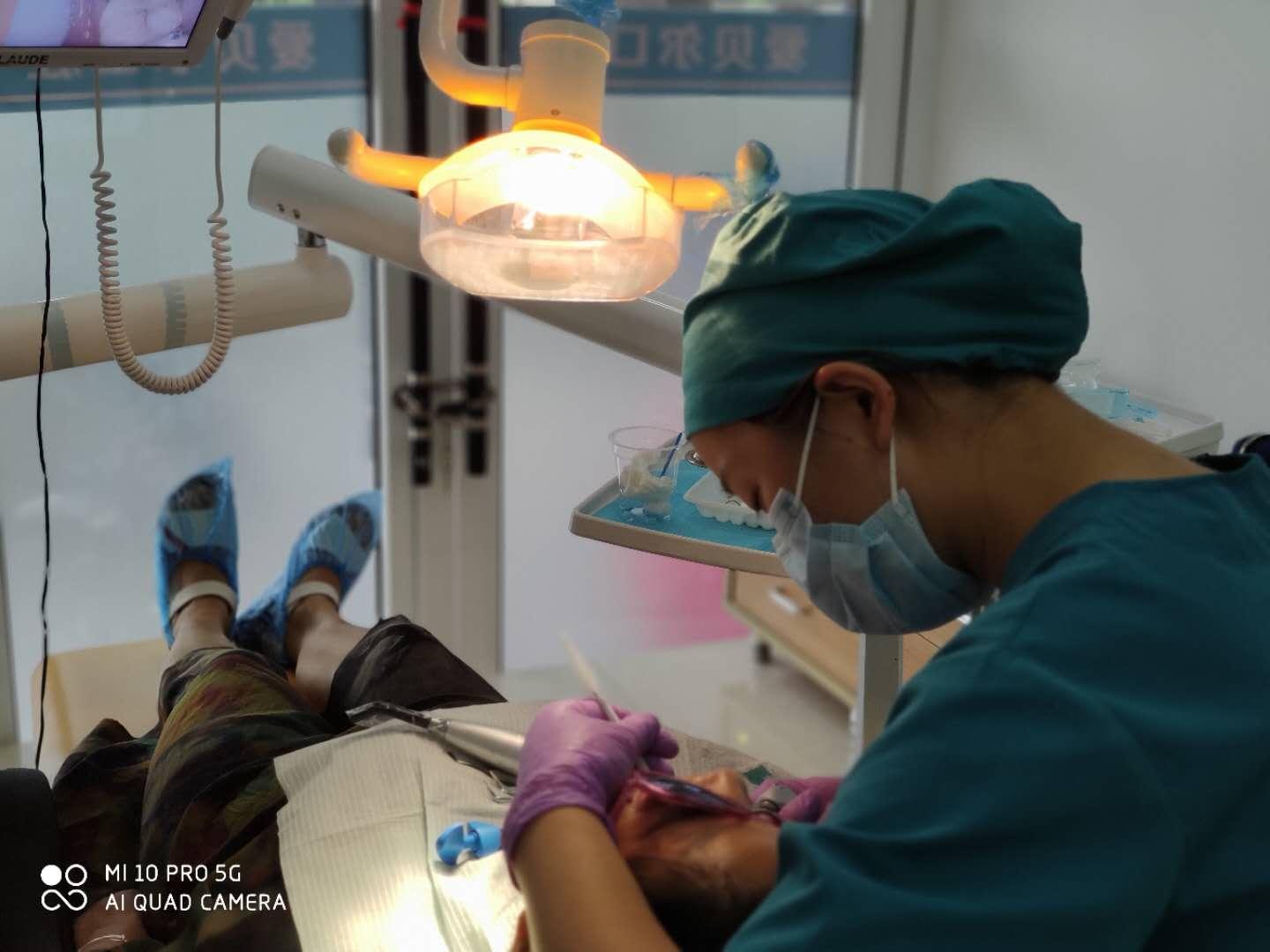 成都看儿牙除了华西还有爱贝尔口腔王娇医生换牙期间孩子牙齿长歪了