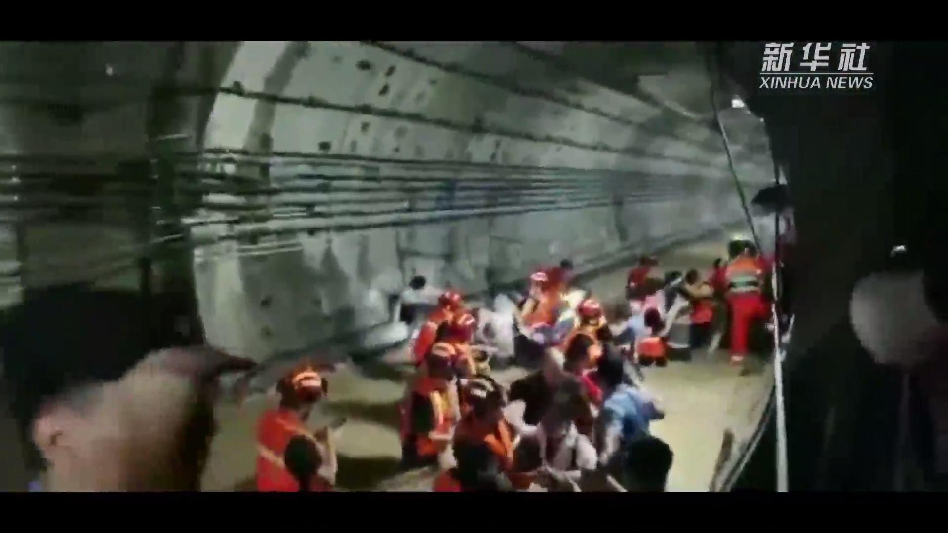 直击丨郑州地铁被困乘客顺绳桥撤离