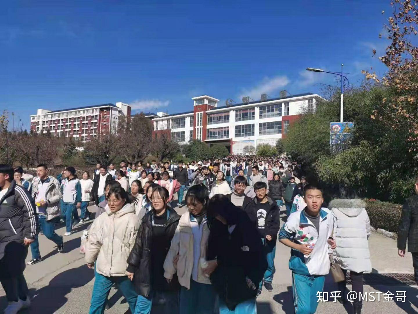 河南洛阳栾川一高,一个比大学还大的高中,校内有山,有水,还有隧道!