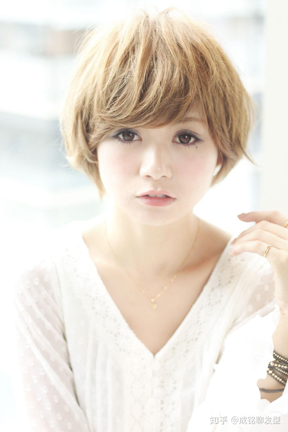 短标款就是最标准的短发,层次丰富,底线长度在嘴角和耳垂之间,形状