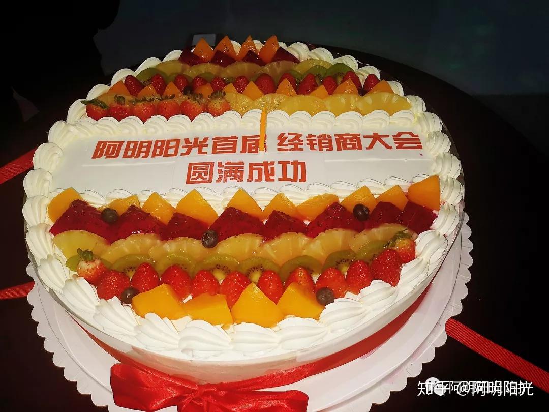 庆功会大蛋糕正在为庆功会蛋糕点蜡烛阿明阳光全体成员点燃庆功会蜡烛